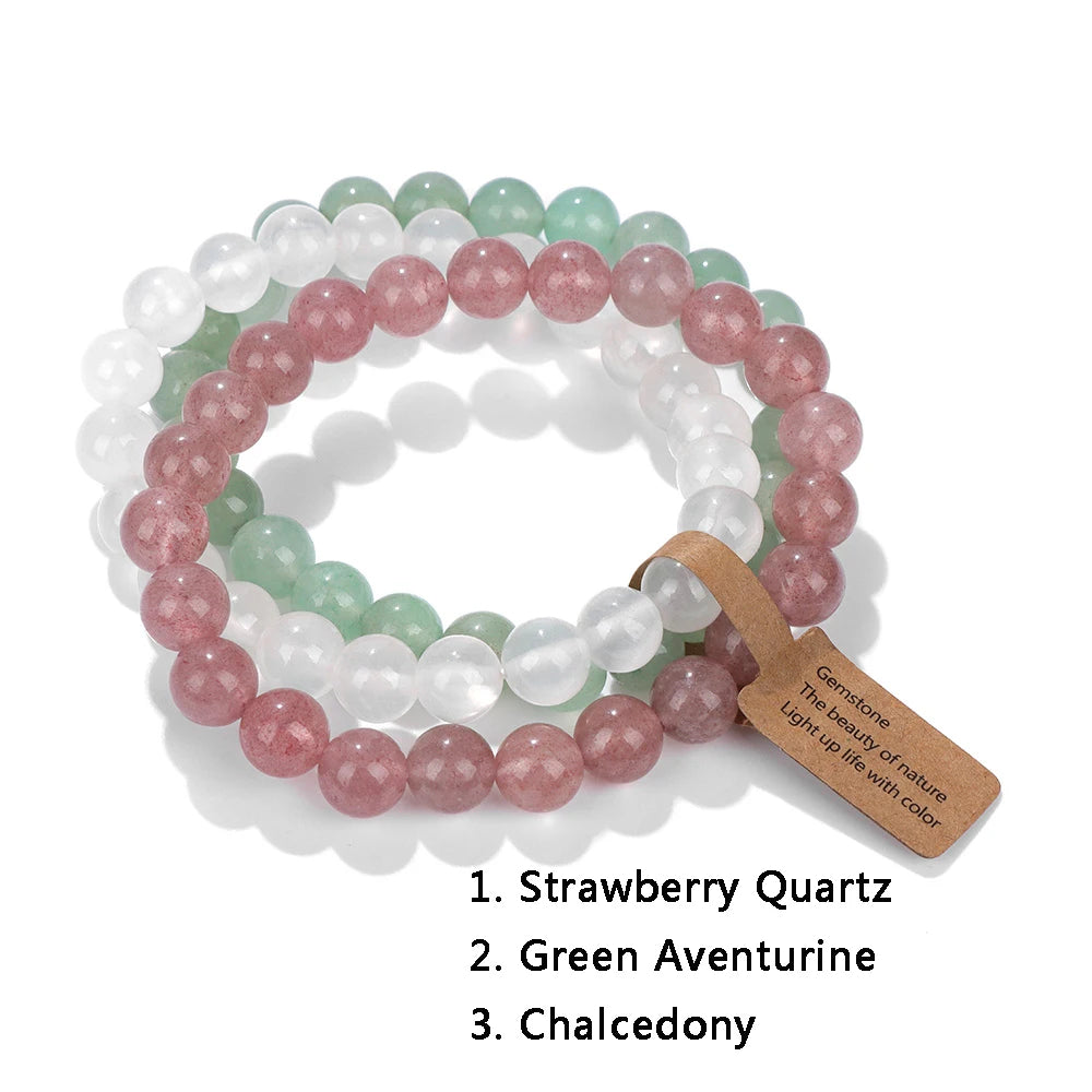 Drei Armbänder aus Erdbeerquarz, grüner Aventurin und Chalcedon, Edelstein-Schmuck.
