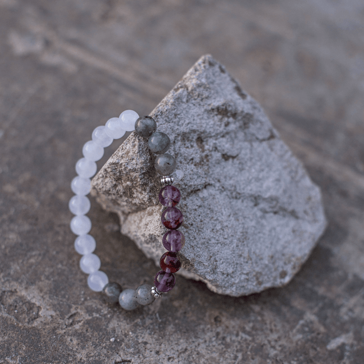 Armband aus Edelsteinen, mehrfarbig, auf Stein, Schmuck, modisch, elegant, Accessoire, Geschenk.
