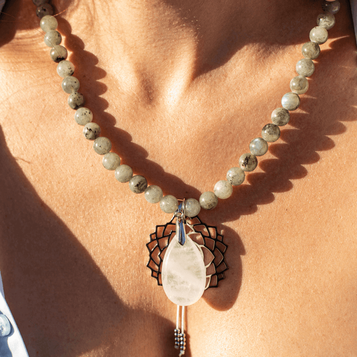 Labradorit-Halskette mit Lotus-Anhänger, Edelstein, Damen-Schmuck, Boho-Stil, Naturstein.