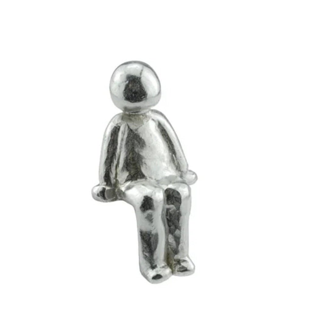 Silberne Skulptur einer sitzenden Figur, moderne Kunst, minimalistisch, Dekoration.