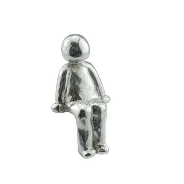 Silberne Skulptur einer sitzenden Figur, moderne Kunst, minimalistisch, Dekoration.