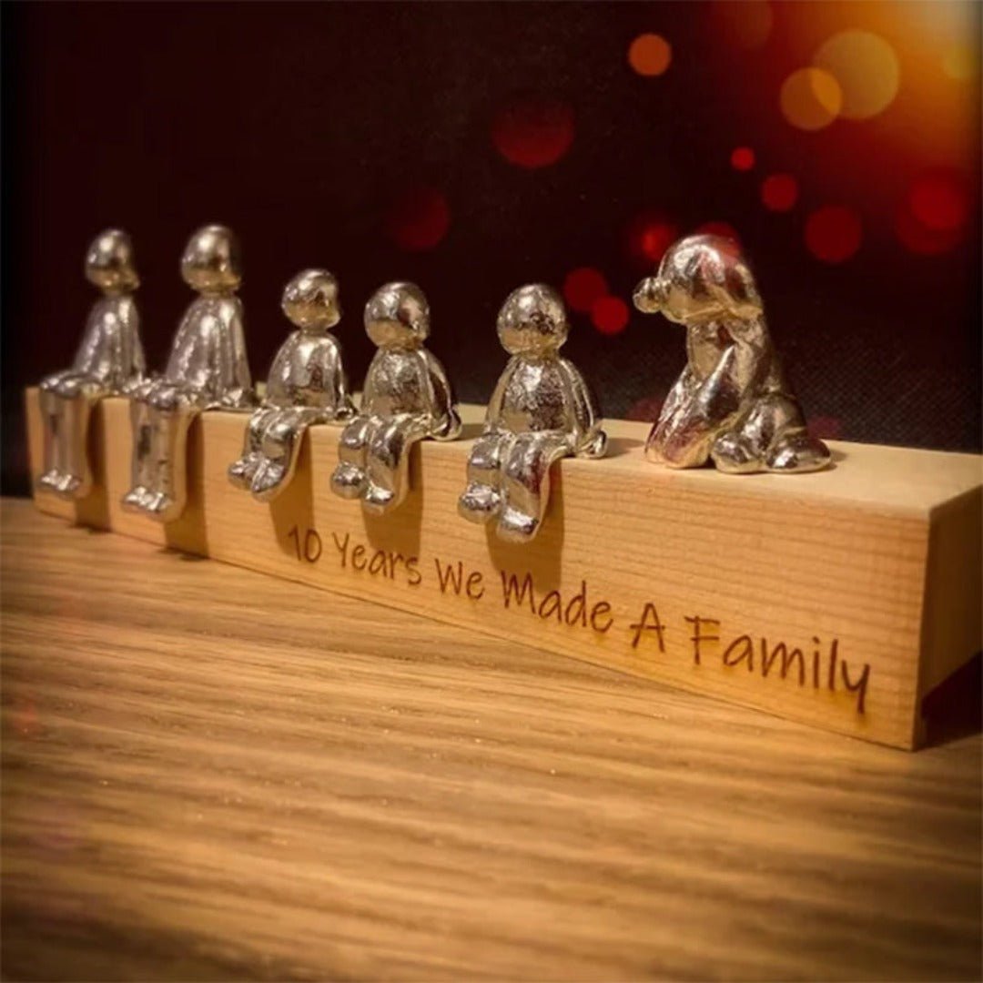 Silberne Familienskulptur auf Holzsockel, "10 Years We Made A Family", moderne Kunst.