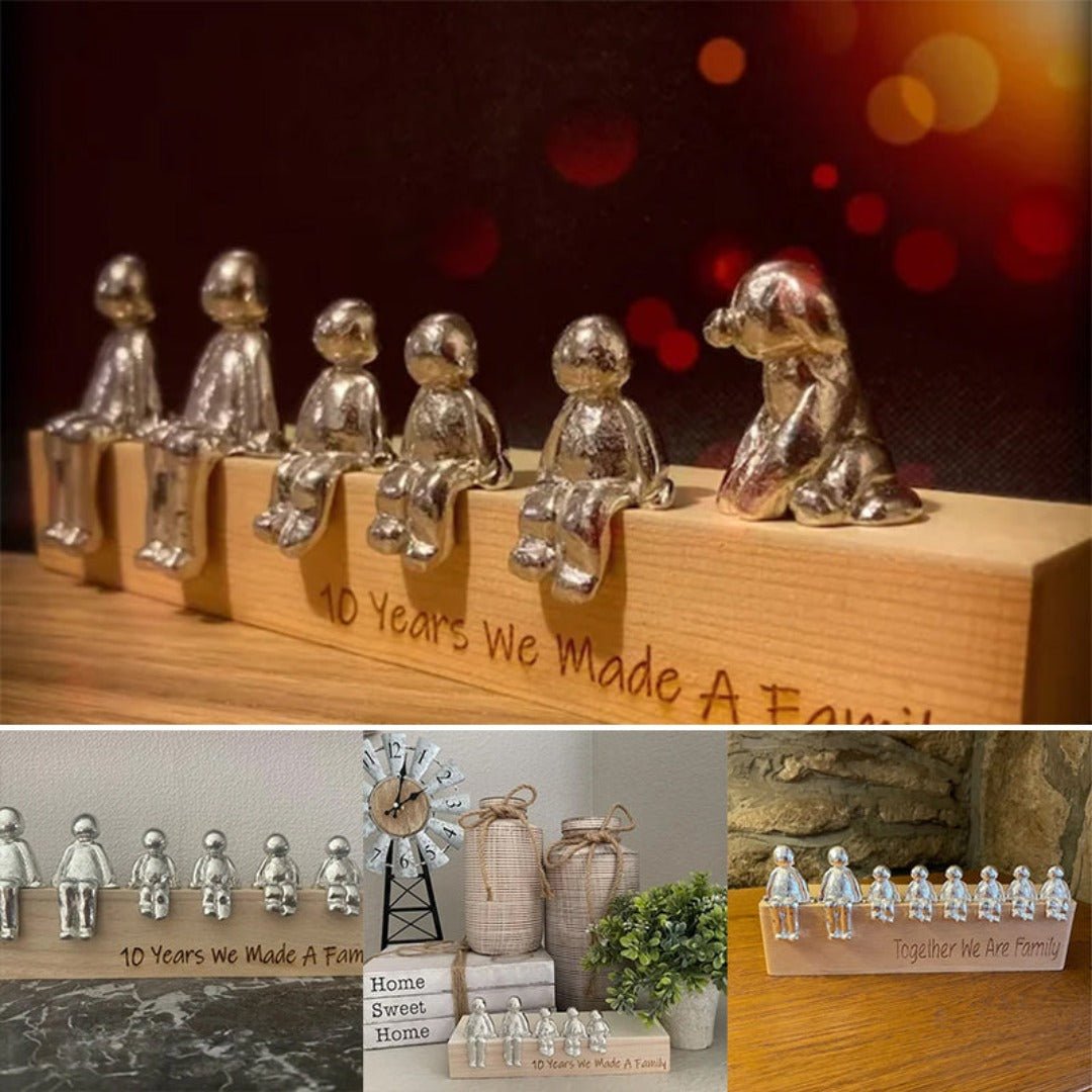 Silberne Familienskulptur auf Holzsockel, "10 Years We Made A Family", moderne Deko.