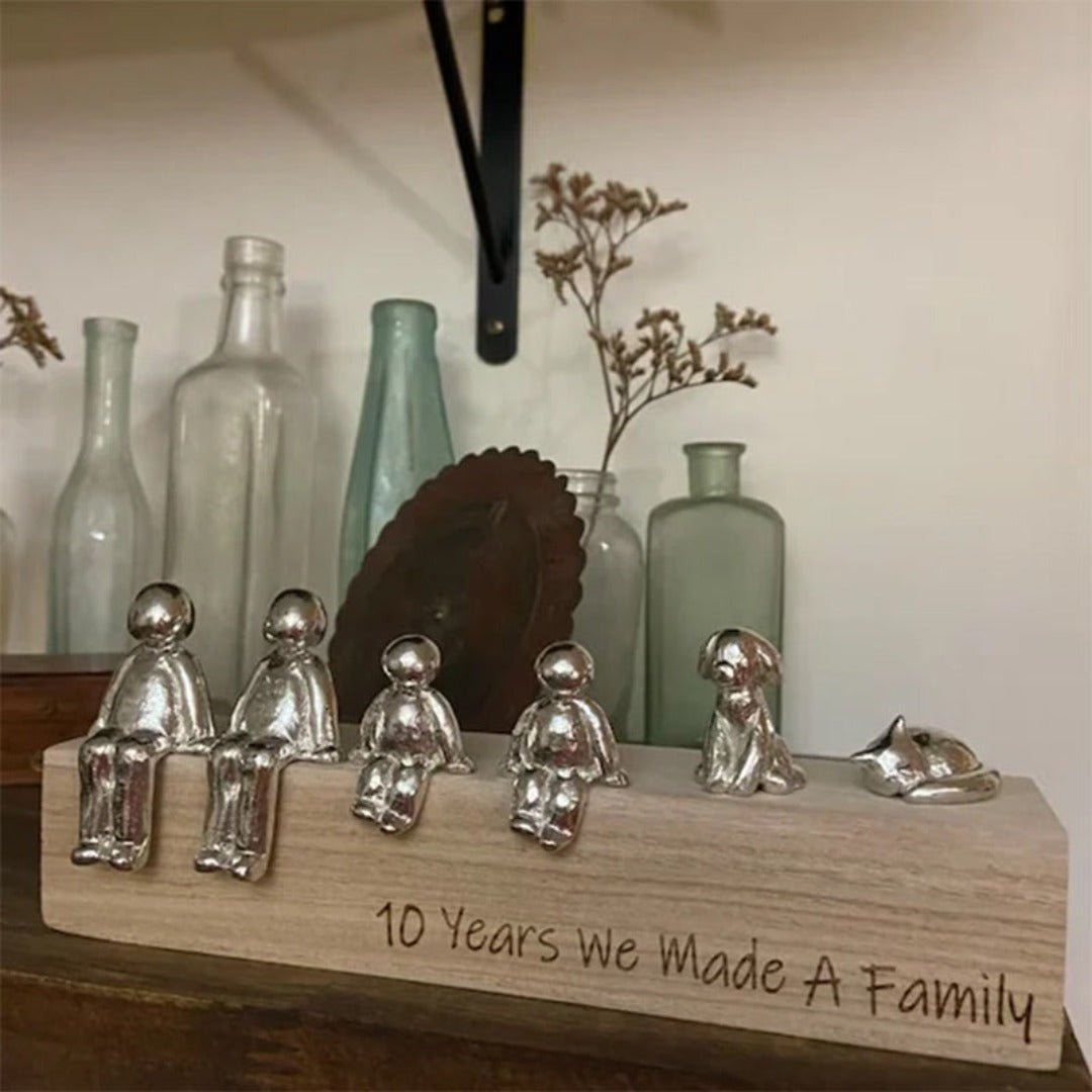 Silberne Familienskulptur auf Holzsockel, moderne Deko, 10 Jahre Jubiläum, Wohnzimmerdekoration.