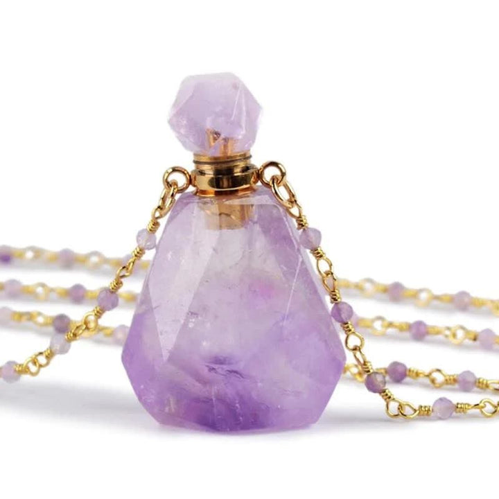 Lila Kristall-Parfümflakon mit goldener Kette, facettiert, elegantes Design, Geschenkidee.