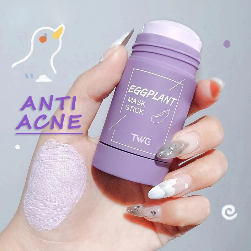 Lila Anti-Akne-Eggplant-Maskenstift, Hand hält Kosmetikprodukt, Hautpflege.