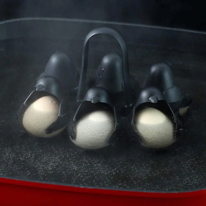 Schwarzer Eierkocher aus Silikon, vier Eier, Dampf, Kochen, Küchenzubehör, hitzebeständig.