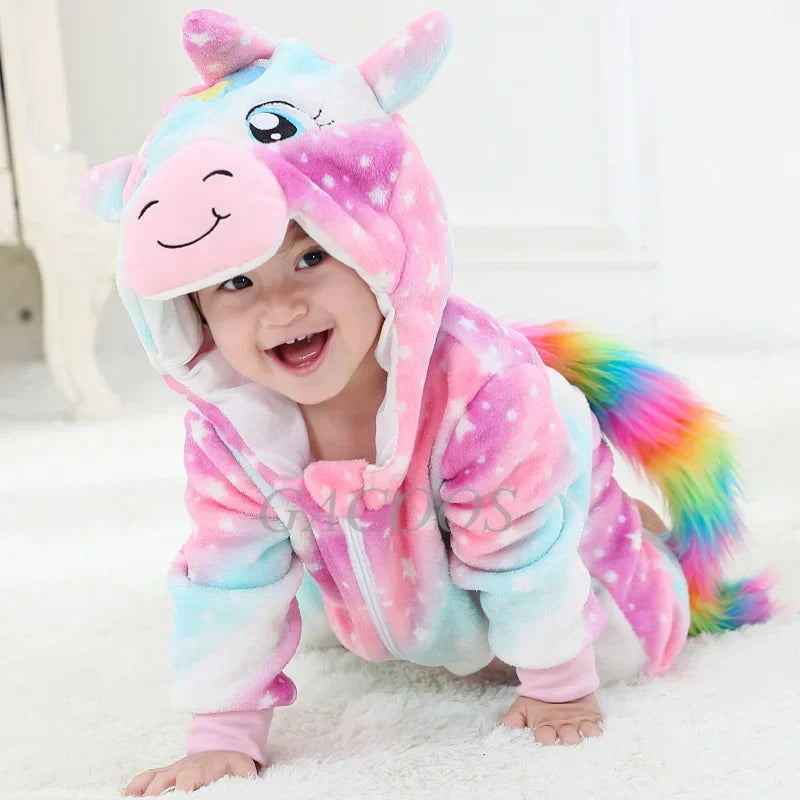Baby in rosa Einhorn-Kostüm mit Regenbogenschwanz, Plüsch, Kapuze, süß, für Karneval.