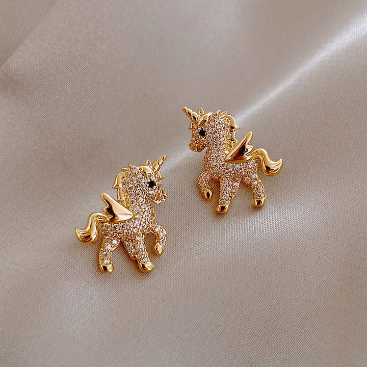 Goldene Einhorn-Ohrringe mit Strasssteinen, eleganter Schmuck für Damen, modisches Accessoire.