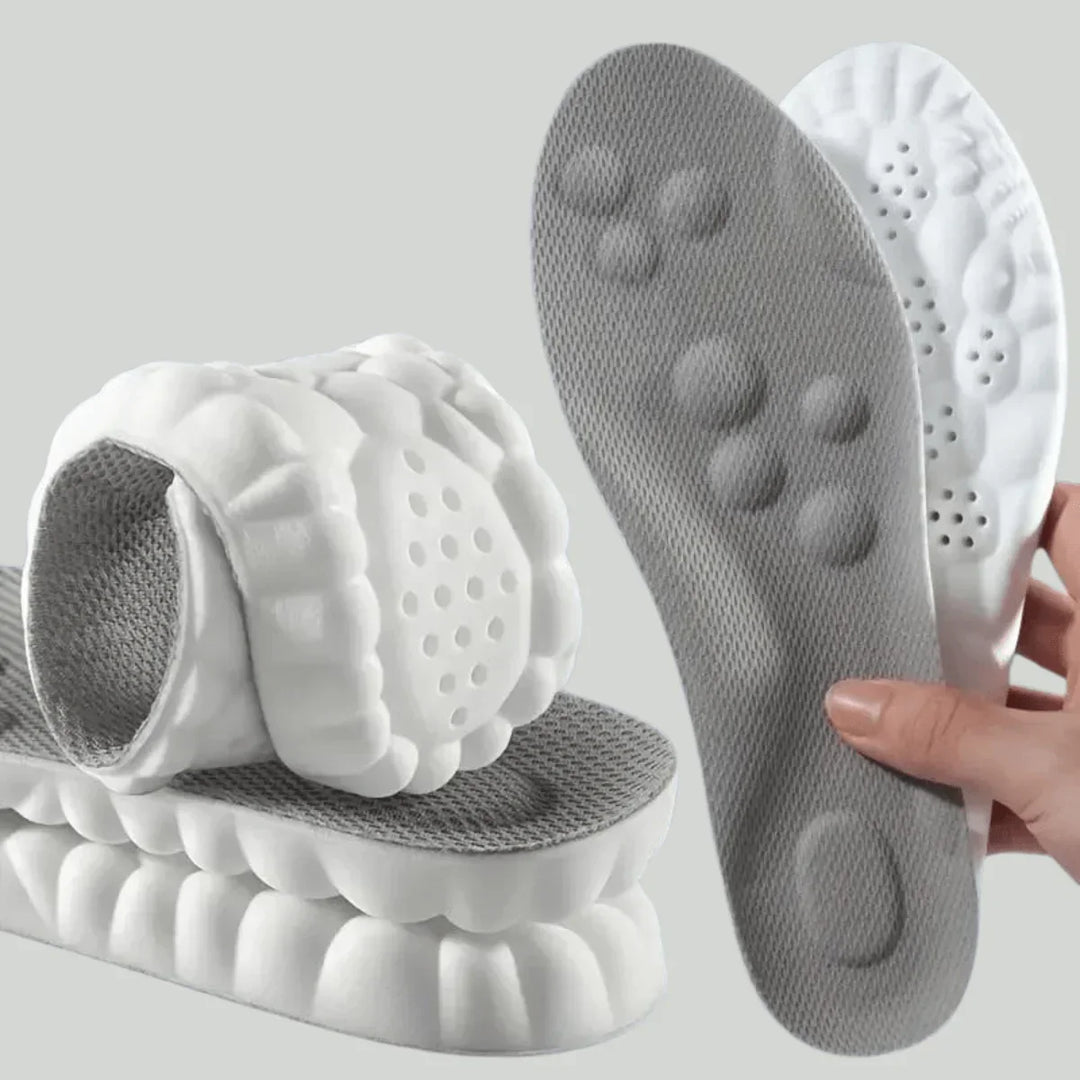 Weiße orthopädische Einlegesohlen und Sandalen, ergonomisch, rutschfest, bequem.