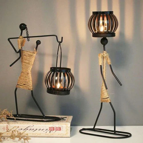 Zwei schwarze Metallfiguren mit Kerzenhalter, dekorativ, rustikaler Stil, Wohnzimmerdekoration.