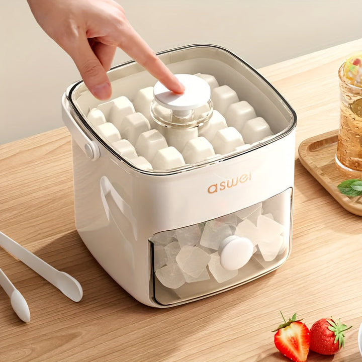 Weißer Eiswürfelbereiter mit Deckel, Kunststoff, auf Holztisch, neben Erdbeeren und Getränk.