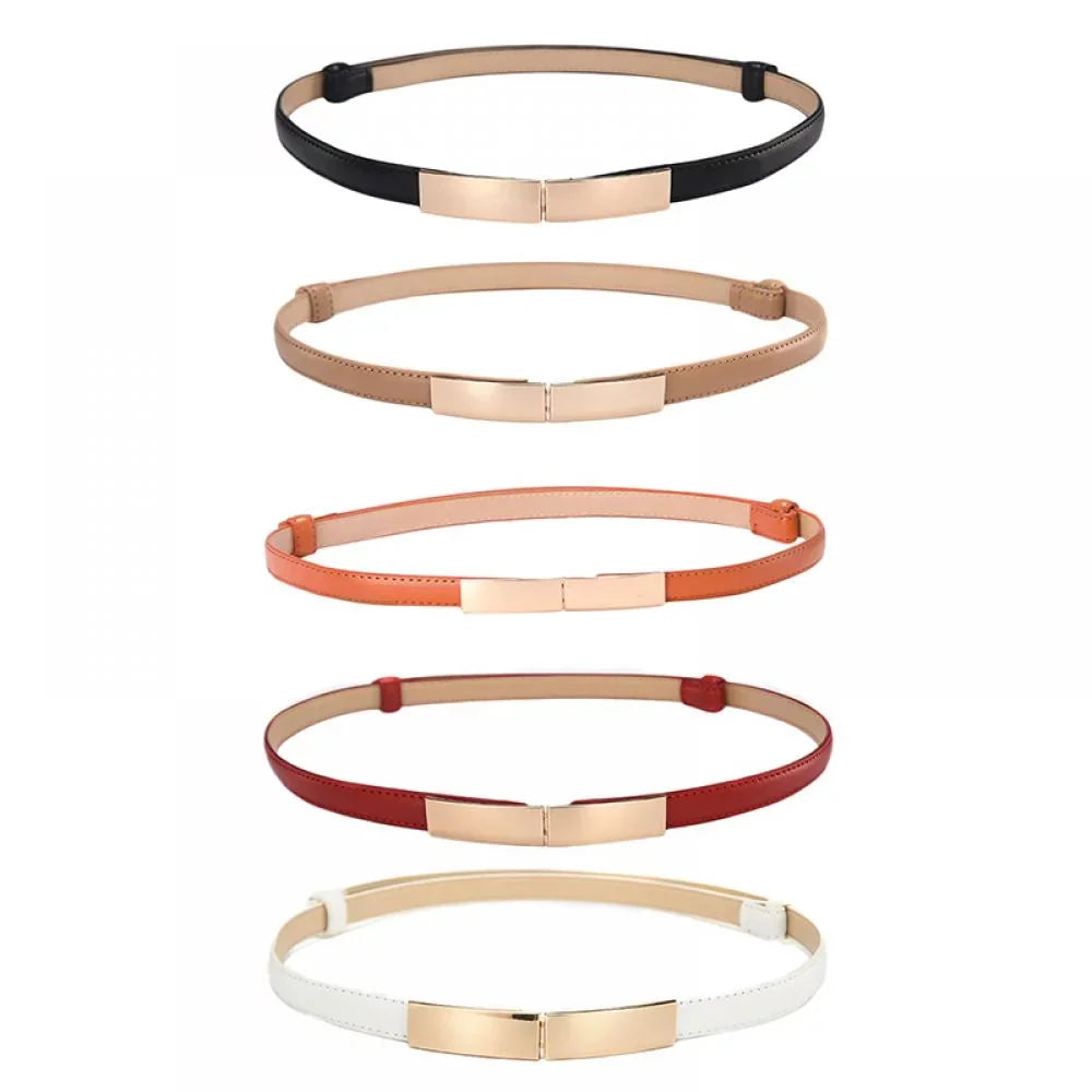 Fünf elastische Taillengürtel mit Schnalle in Schwarz, Beige, Orange, Rot und Weiß.