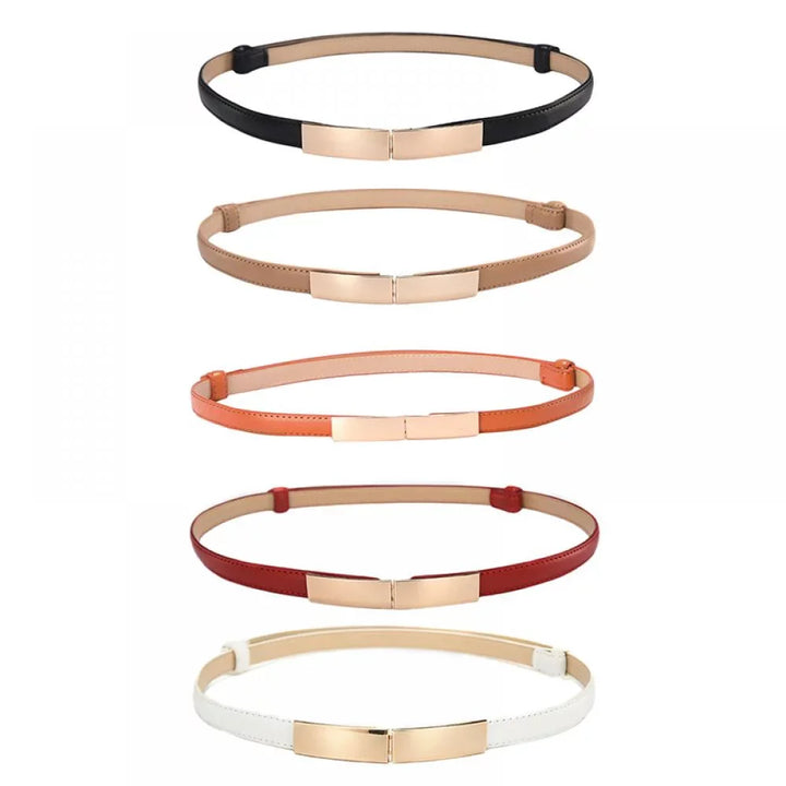 Fünf elastische Taillengürtel mit Schnalle in Schwarz, Beige, Orange, Rot und Weiß.
