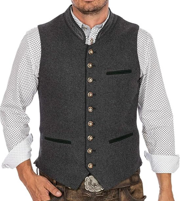 Muž v šedé vestě se stojáčkem a řadou kovových knoflíků, pod ní bílá košile s drobným vzorem, zblízka od hrudi po pas. 1
