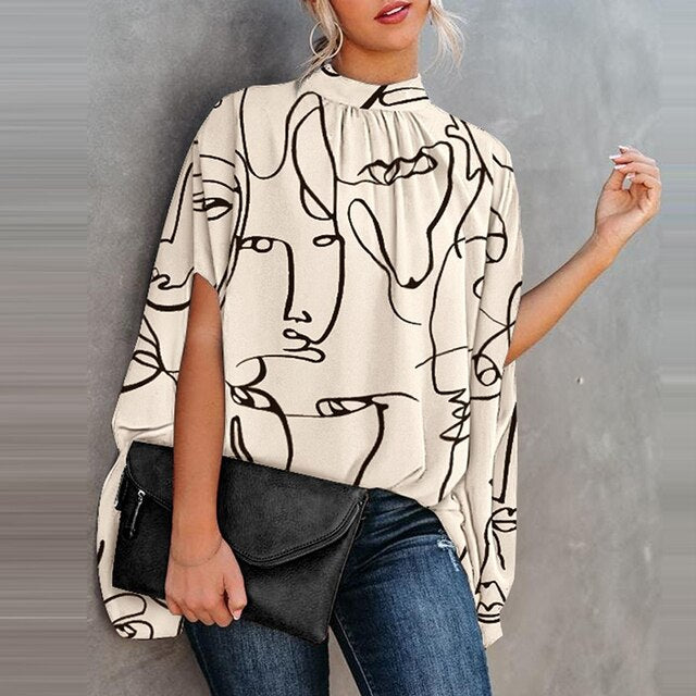 Elegante Damenbluse mit Batwing-Ärmeln, abstraktes Gesichtsmuster, schwarz-weiß, casual.