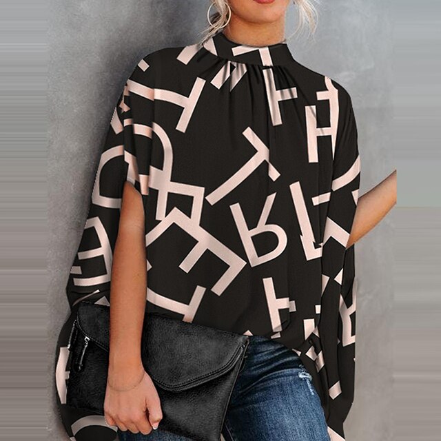 Elegante Damen-Bluse mit Fledermausärmeln, schwarz-weißes Muster, Stehkragen, lässig.