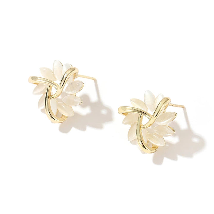 Goldene Ohrringe mit weißen Blütenblättern, eleganter Schmuck für Damen.