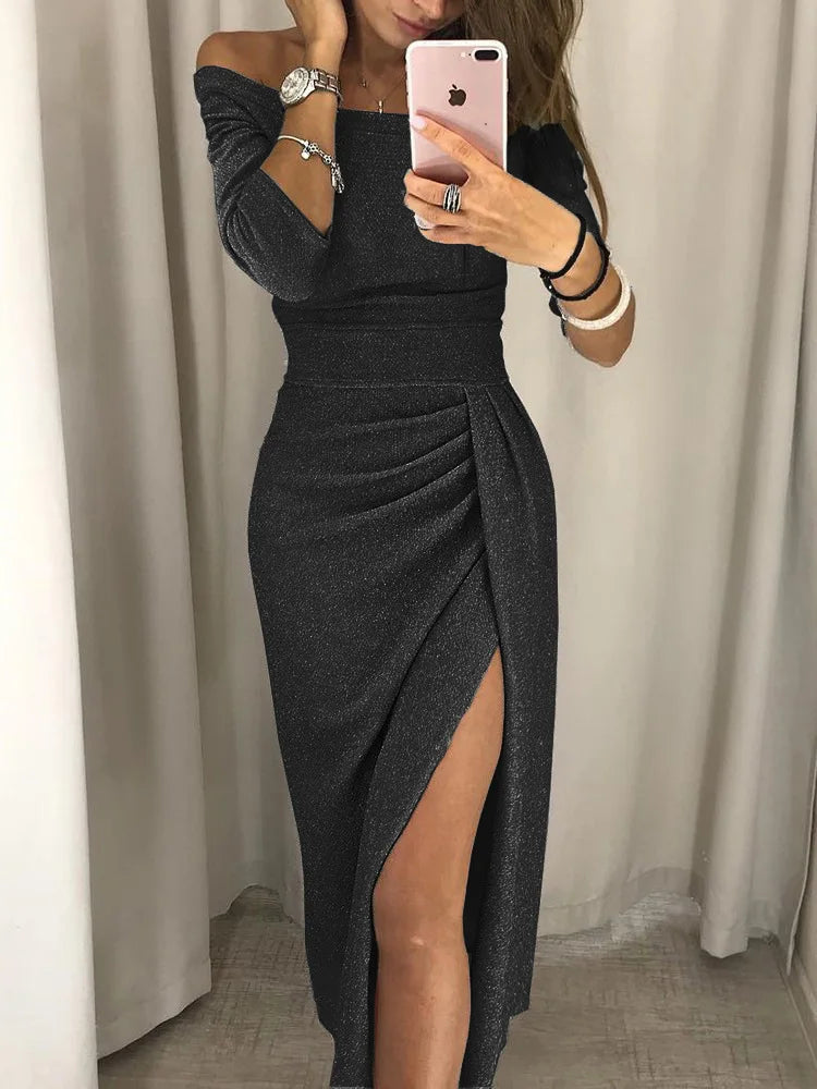 Elegantes Damenkleid, schwarz, schulterfrei, mit Schlitz, Herbstmode, glänzende Kristalle.