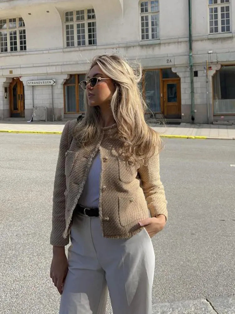 Frau in Kamel-Tweed-Jacke, lange Ärmel, modisch, Herbst 2023, draußen, elegant.