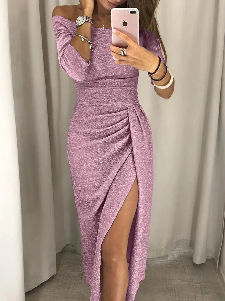 Frau in rosa, schulterfreiem Kleid mit Beinschlitz, elegantes Design, modische Abendmode.