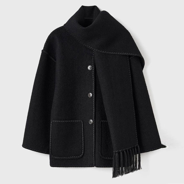 Schwarzer Damenmantel mit Schal, lange Ärmel, Knöpfe, Taschen, Wintermode, elegant.