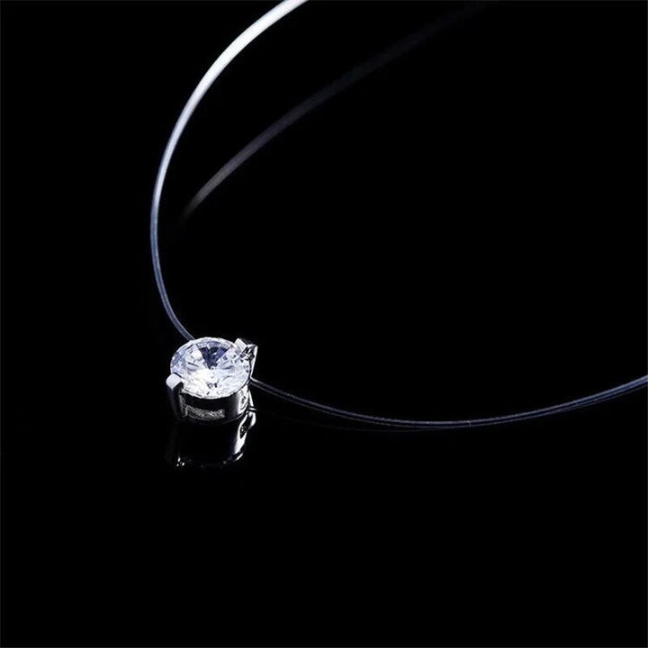 Transparente Halskette mit rundem Diamantanhänger, eleganter Schmuck, minimalistisches Design.