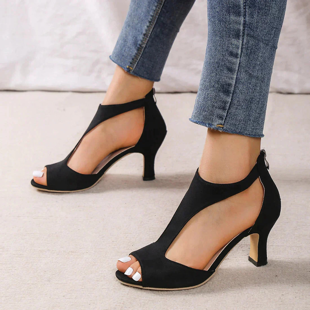 Elegante schwarze Sandalen mit Absatz, Damenmode, offenes Design, ideal für Sommeroutfits.
