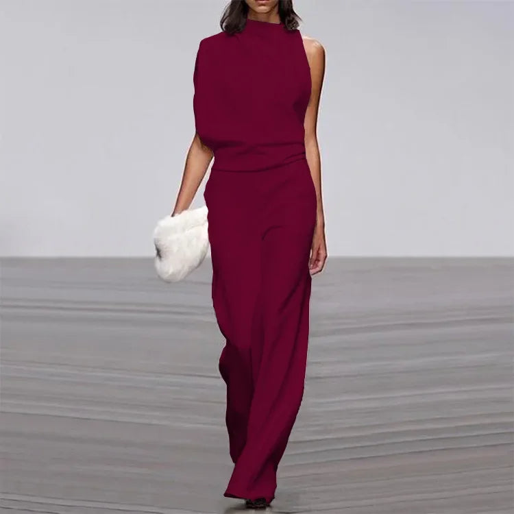 Frau in bordeauxrotem Abendkleid mit weißer Clutch auf Laufsteg, elegante Mode, Abendgarderobe.