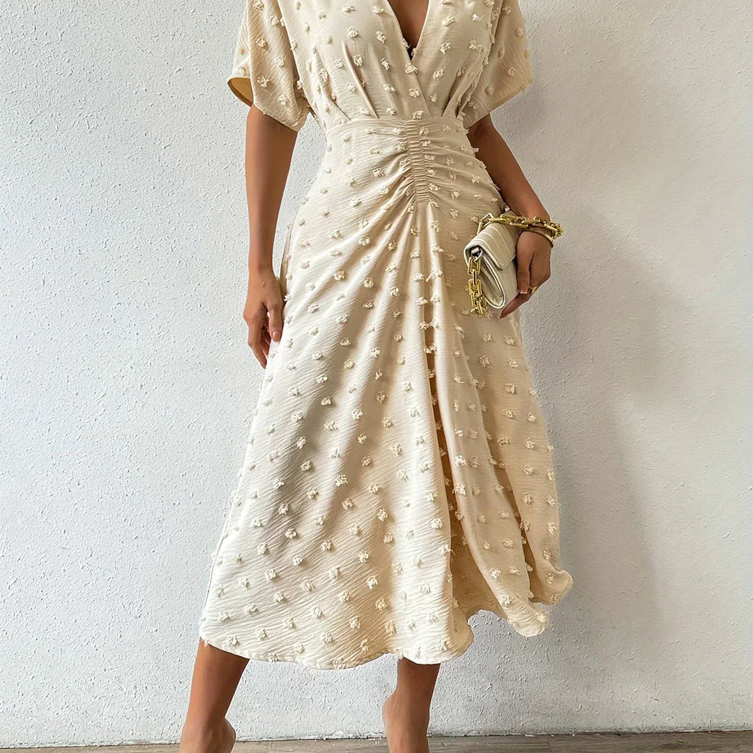 Elegantes cremefarbenes Midikleid mit V-Ausschnitt und Raffung, ideal für Sommermode.