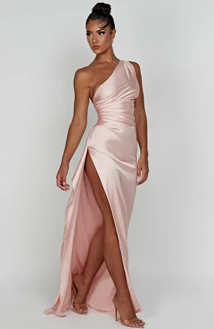 Frau in rosa, schulterfreiem Abendkleid mit hohem Schlitz, elegantes Design, Satinmaterial.