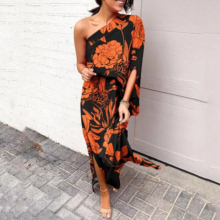 Frau in schwarzem, schulterfreiem Kleid mit orangefarbenem Blumenmuster, Sommermode.