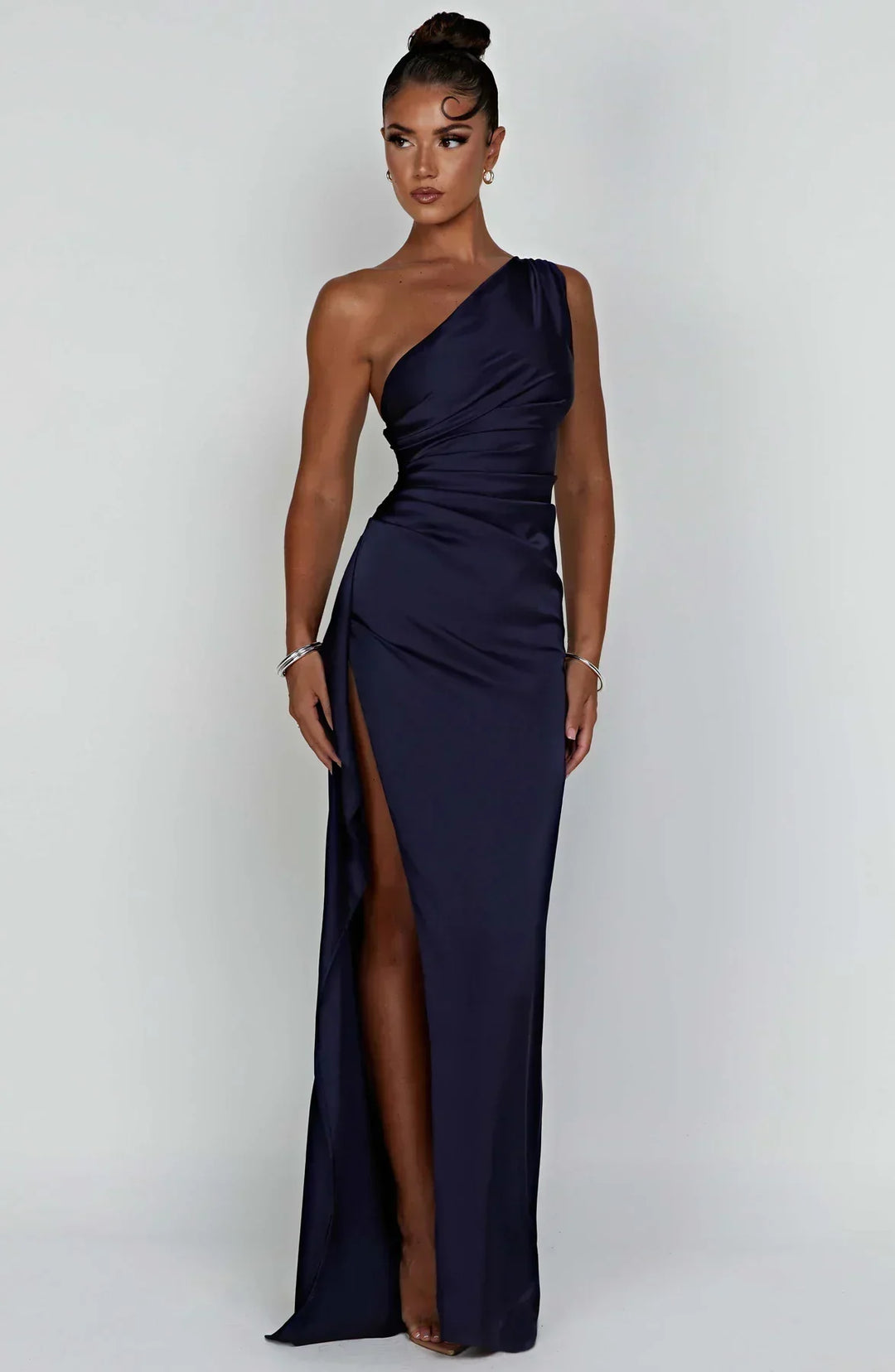 Elegantes dunkelblaues One-Shoulder-Maxikleid mit hohem Schlitz für Abendmode.