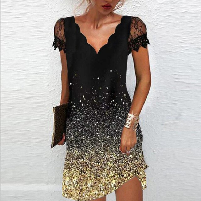 Frau in schwarzem V-Ausschnitt-Kleid mit Spitzenärmeln und goldenen Pailletten, elegant.