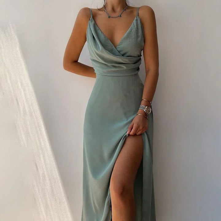 Frau in elegantes, mintgrünes Abendkleid mit Beinschlitz, Spaghettiträger, modisch, stilvoll.