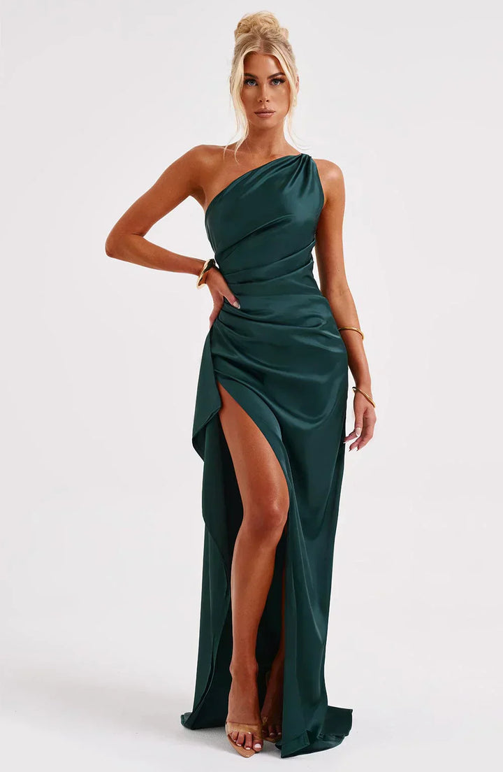 Frau in smaragdgrünem, schulterfreiem Maxikleid mit hohem Schlitz, elegantes Abendkleid.