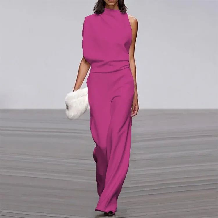 Frau in pinkem Ein-Schulter-Kleid mit weißer Clutch auf Laufsteg, Mode, Damenbekleidung.