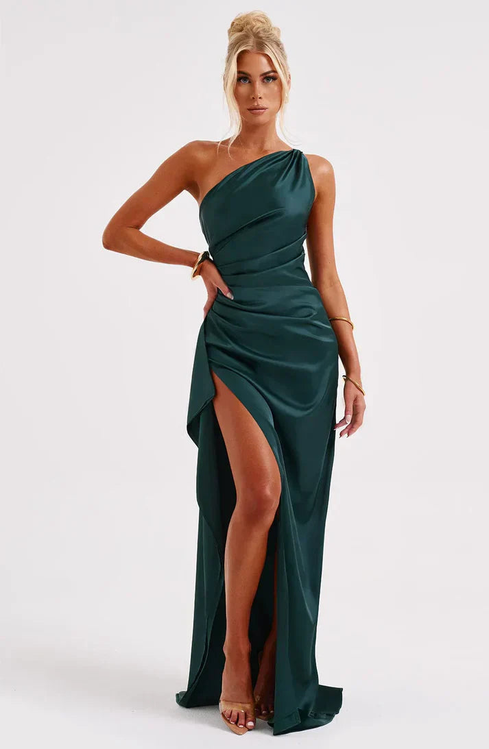 Frau in elegantem, smaragdgrünem, schulterfreiem Abendkleid mit hohem Schlitz.