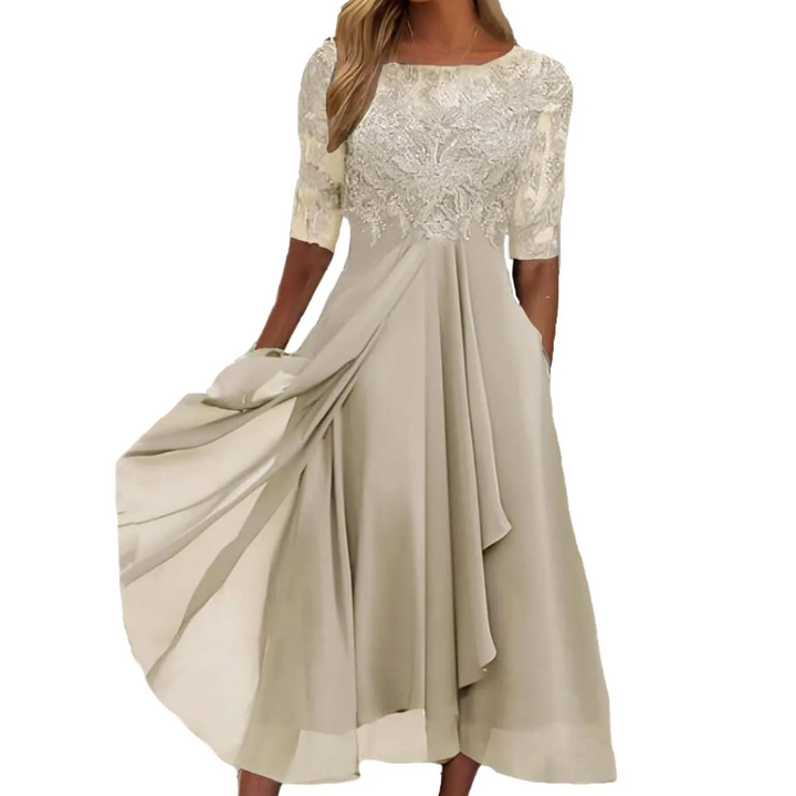 Elegantes cremefarbenes Abendkleid mit Spitze und fließendem Rock, Damenmode, festlich.