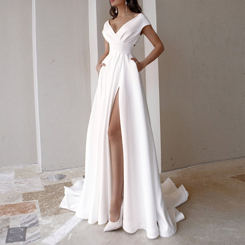 Elegantes weißes Abendkleid mit V-Ausschnitt und hohem Schlitz, bodenlang, Damenmode.