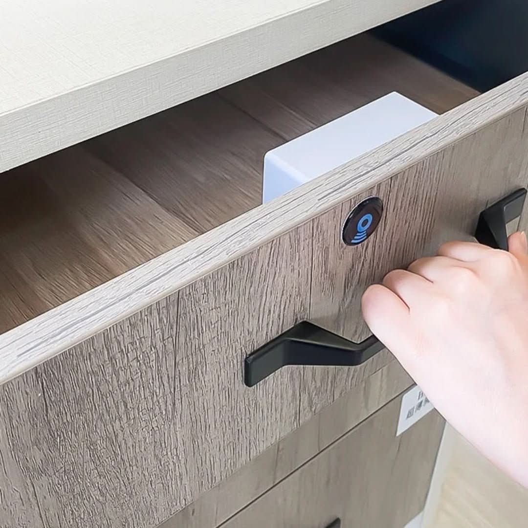 Elektronický nabíjecí port s neviditelným senzorem řízení - Vaultin