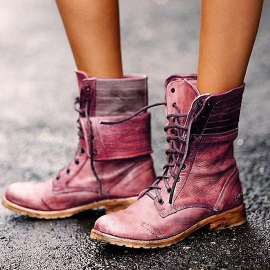 Damen Lederstiefel lila, Schnürstiefel, modisch, robust, Herbstmode, Straßenhintergrund.