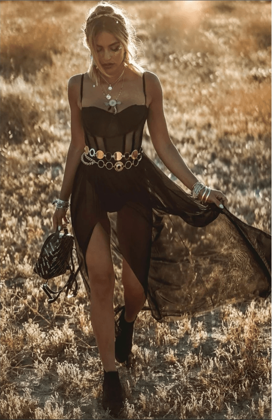 Frau im schwarzen Retro-Kleid mit Schmuck, Sommerwiese, Modefotografie, Boho-Stil.