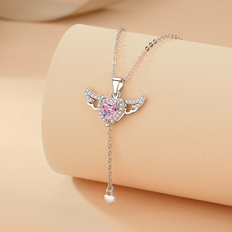 Silberne Halskette mit rosa Herzanhänger und Flügeln, Damen Schmuck, elegantes Design.