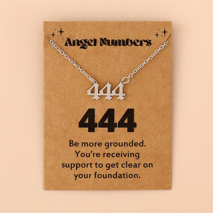 Silberne Halskette mit "444" Anhänger auf brauner Karte, Engelszahlen Schmuck, spirituell.