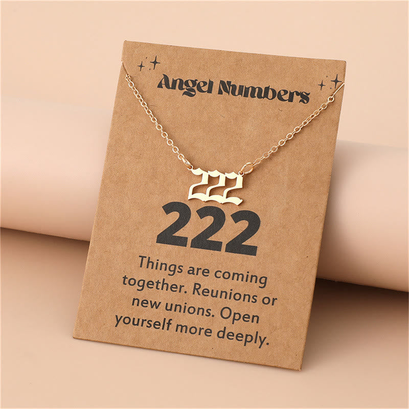 Goldene Halskette mit Engelszahl 222, minimalistisch, auf brauner Karte, spiritueller Schmuck.