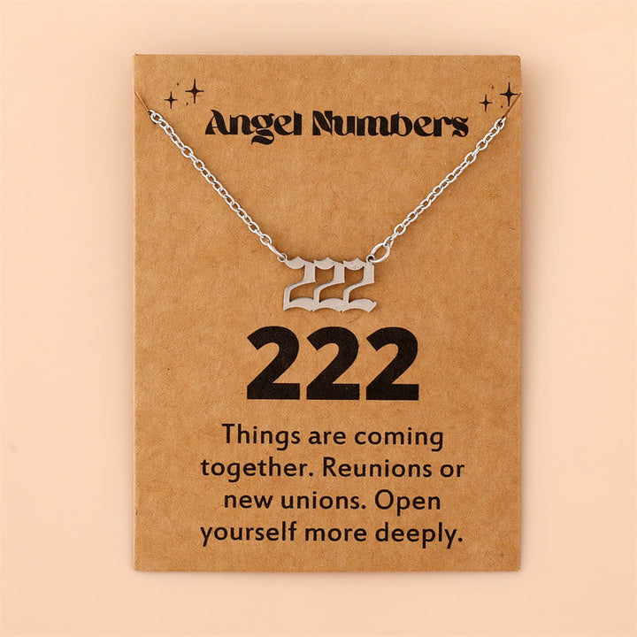 Silberne Halskette mit "222" Anhänger auf brauner Karte, Engelszahlen Schmuck, spirituell.