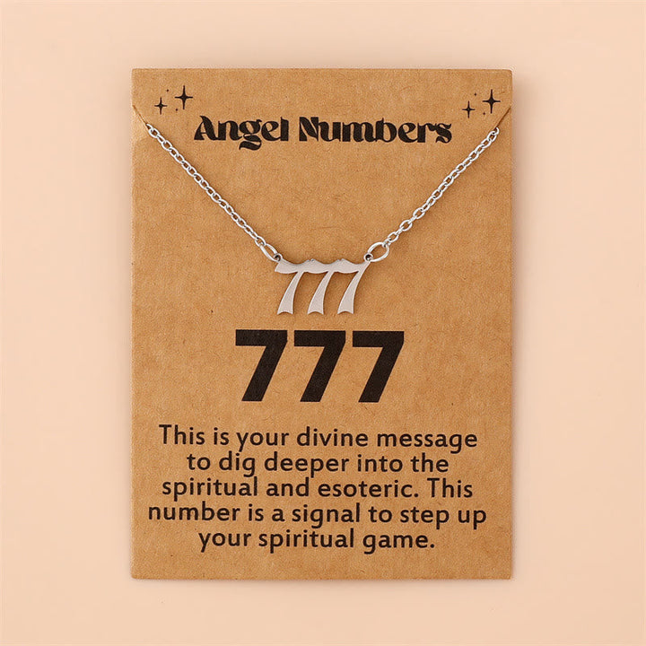 Silberne Halskette mit Engelszahl 777 Anhänger auf brauner Karte, spiritueller Schmuck.