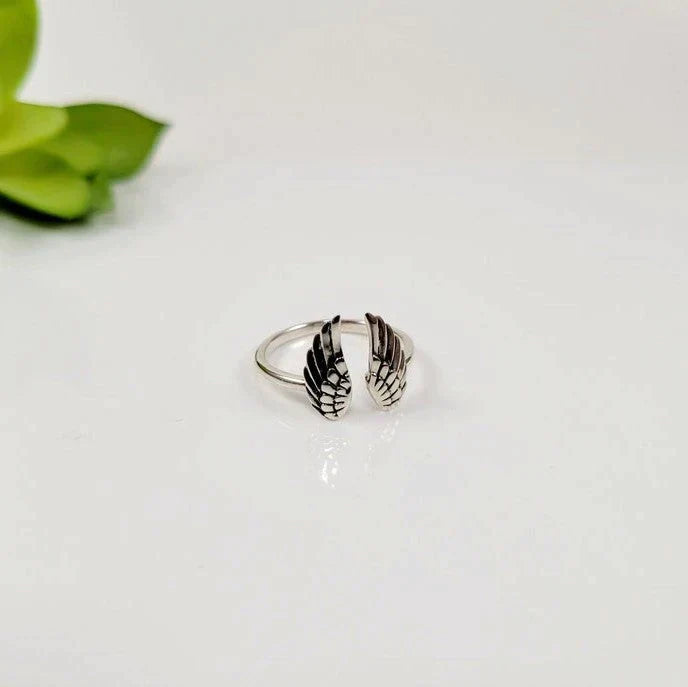 Silberner Engelsflügel-Ring, verstellbar, Schmuck für Damen, modisches Accessoire.