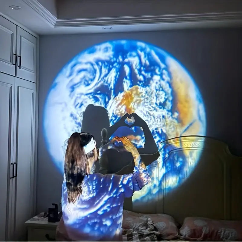 Frau projiziert Erdbild an Wand, Herzform mit Händen, Schlafzimmer, Nachtlicht, Weltkarte.